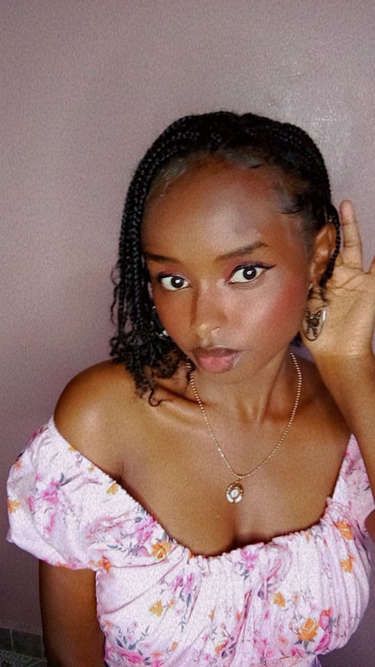 mini_wanjiru's tweet photo. Nikikuangalia hivi uko sure hutatoboka mfuko 😂 https://t.co/dhhj5GPGlh