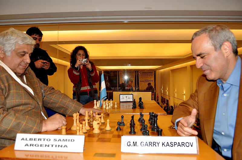 Pasa desapercibido porque este país es surrealismo constante, pero que Samid haya ido a tablas con Karpov, Topalov y Gary Kasparov (tres campeones del mundo) es realmente una locura. De mínima, necesito una miniserie. Y si me apuras, una película.
