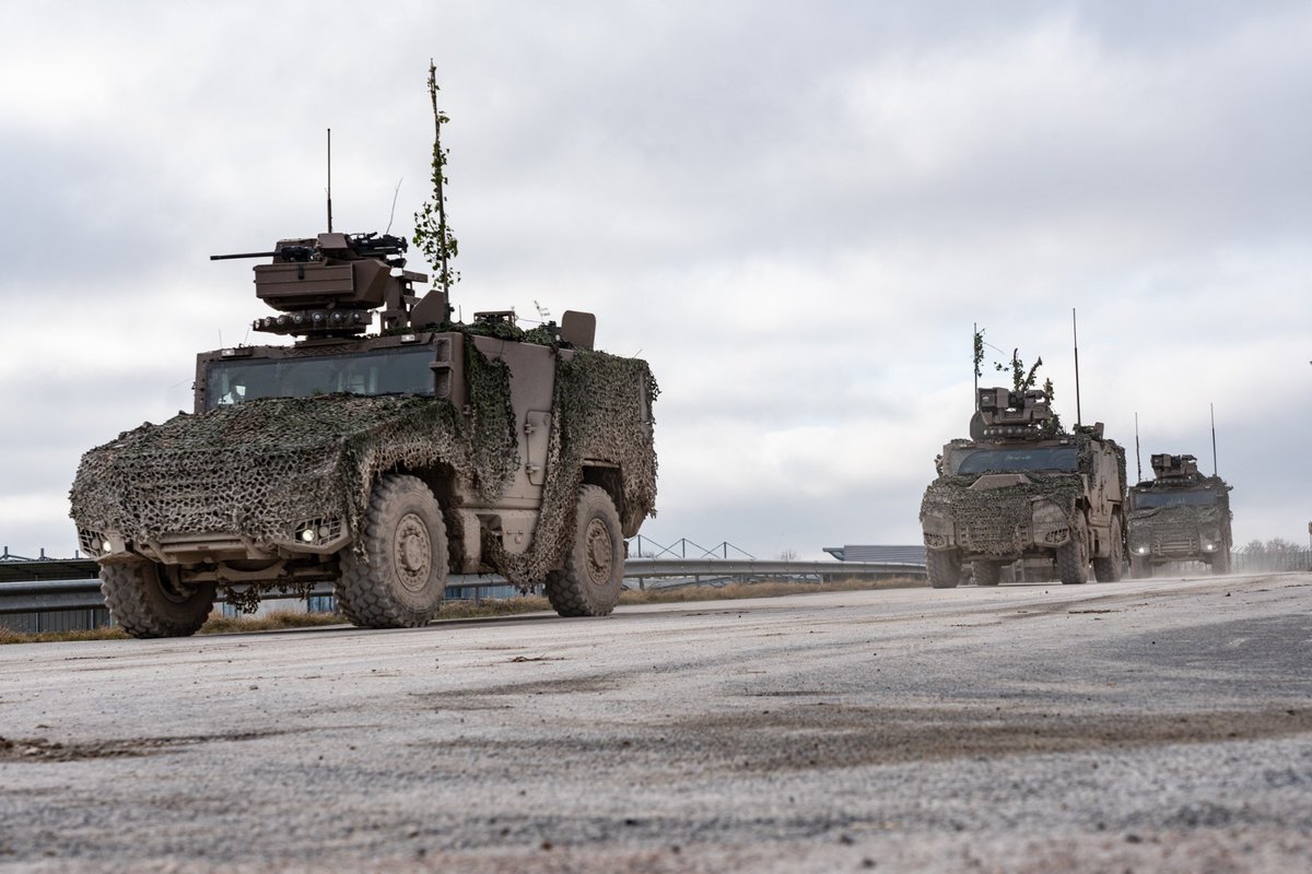 armeedeTerre's tweet photo. Tous PRETS ! Pour cette Période de Restitution de la Transformation Scorpion au CENTAC, place aux nouvelles techniques de #PrépaOps sous haute intensité.
Au programme, combat, tactique, déploiement de réseaux de communication, appropriation de nouveaux matériels comme le blindé Serval, manœuvres interarmes…

🎯 Point à atteindre, l’acquisition d’un standard opérationnel élevé de combat d’infanterie "scorpionnisé".

Pour rappel, le combat #Scorpion 🦂 vise à augmenter la capacité des unités à mener des opérations interarmes, tout en améliorant la connectivité en temps réel, des véhicules et des soldats sur le champ de bataille.
#CapaciTerre 📸 L. Carlier