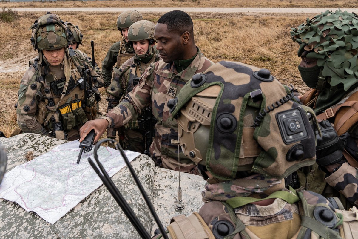 armeedeTerre's tweet photo. Tous PRETS ! Pour cette Période de Restitution de la Transformation Scorpion au CENTAC, place aux nouvelles techniques de #PrépaOps sous haute intensité.
Au programme, combat, tactique, déploiement de réseaux de communication, appropriation de nouveaux matériels comme le blindé Serval, manœuvres interarmes…

🎯 Point à atteindre, l’acquisition d’un standard opérationnel élevé de combat d’infanterie "scorpionnisé".

Pour rappel, le combat #Scorpion 🦂 vise à augmenter la capacité des unités à mener des opérations interarmes, tout en améliorant la connectivité en temps réel, des véhicules et des soldats sur le champ de bataille.
#CapaciTerre 📸 L. Carlier