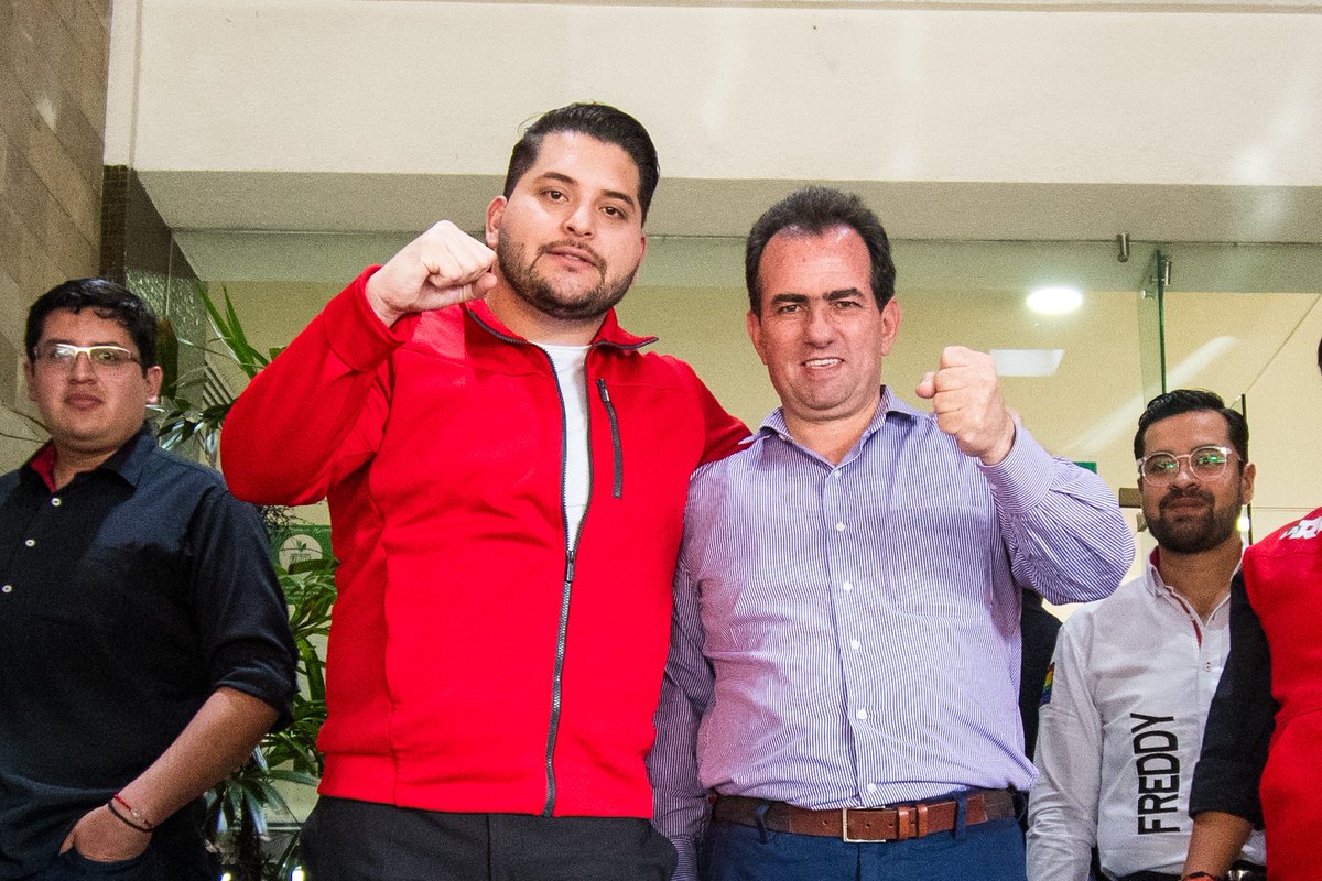 LaRedOficialMx's tweet photo. ¡Veracruz para los veracruzanos!🇲🇽 Nuestro Presidente @CarlosGMancilla en compañía del precandidato a Gobernador @Pepe_Yunes y del Regidor y Dirigente Estatal @CarlosRugerioM, tomaron protesta a los comités municipales de #LaRed Estatal. https://t.co/42H14GuVuk