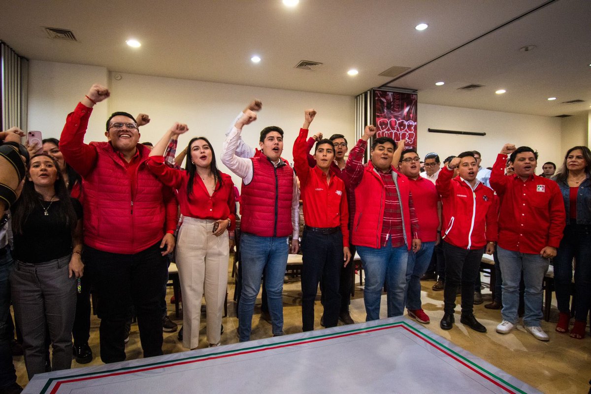 LaRedOficialMx's tweet photo. ¡Veracruz para los veracruzanos!🇲🇽 Nuestro Presidente @CarlosGMancilla en compañía del precandidato a Gobernador @Pepe_Yunes y del Regidor y Dirigente Estatal @CarlosRugerioM, tomaron protesta a los comités municipales de #LaRed Estatal. https://t.co/42H14GuVuk