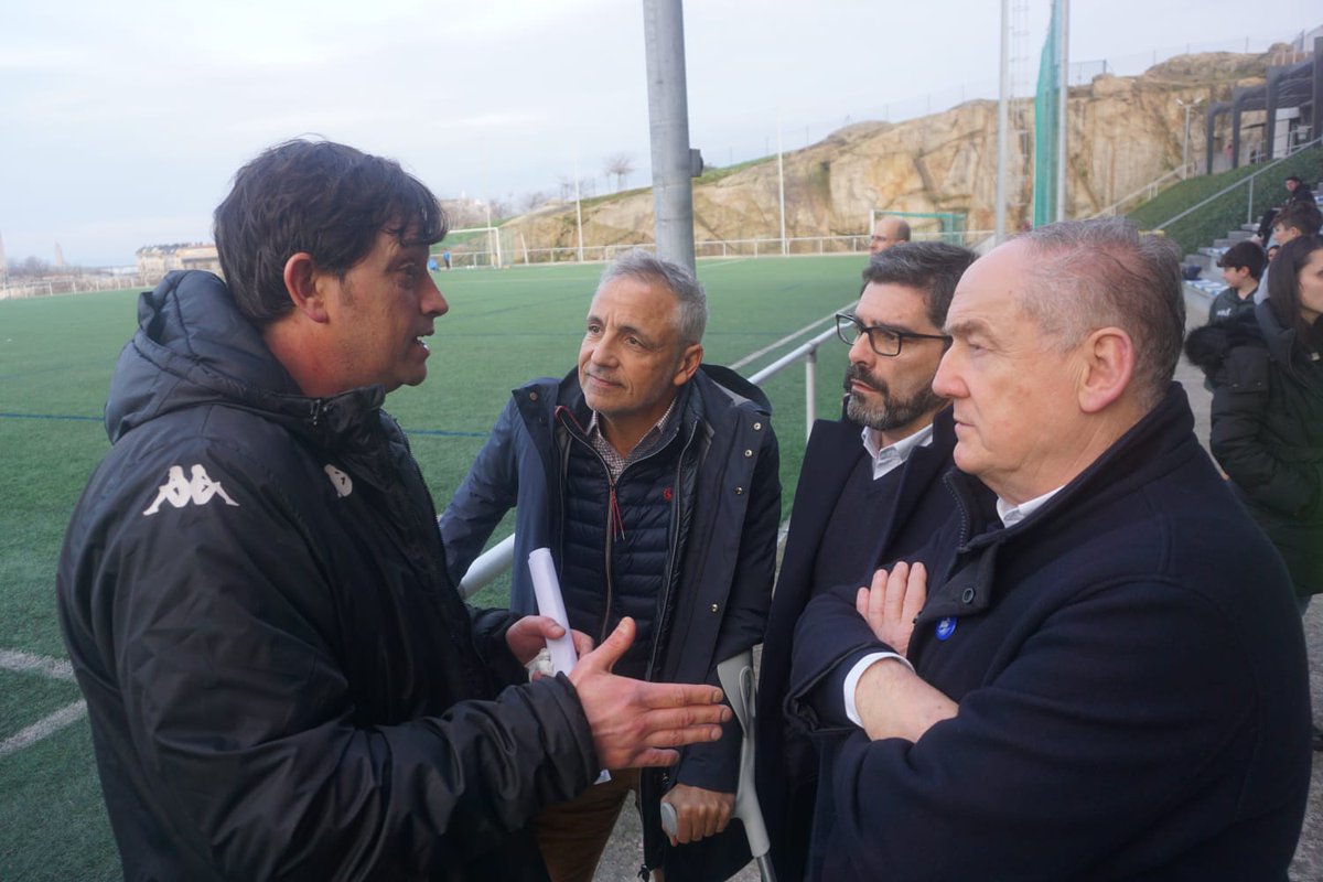 PPCoruna's tweet photo. ⛔El Gobierno municipal no deja usar al @BatalladorSD el único campo que les había cedido para sus 150 niños y niñas.
🗣️El club protestó esta tarde en los campos de Visma, donde les mostramos nuestro apoyo ante su justa reivindicación.
#ForzaBata! https://t.co/k2ENZqfpBo