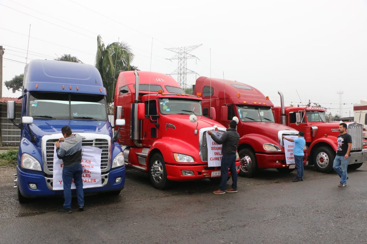 elsolde_mexico's tweet photo. 🚧🤔 Protestan Integrantes de la Federación Mexicoamericana de Transportistas (#Fematrac) y la Asociación Nacional de Transportistas (#Antac)  en la carretera estatal Córdoba-Veracruz. 

📷 Jaime Ramírez https://t.co/Eb7JV0j0GI