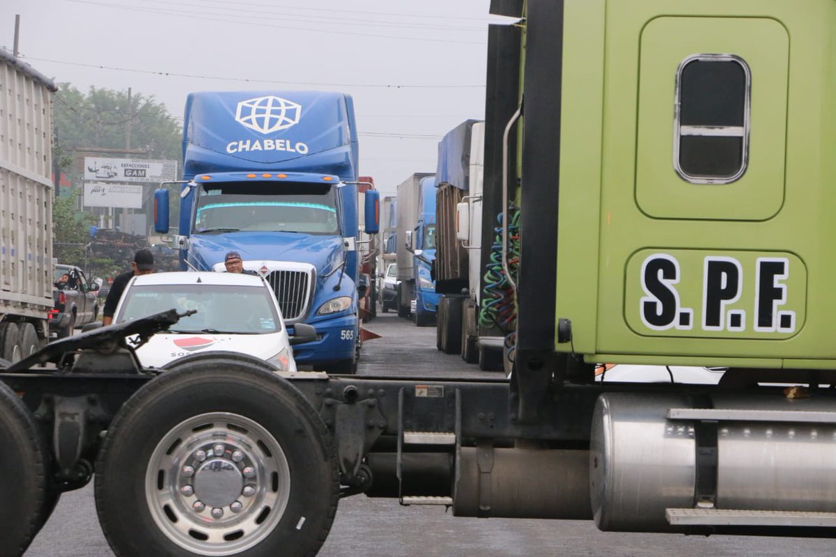 elsolde_mexico's tweet photo. 🚧🤔 Protestan Integrantes de la Federación Mexicoamericana de Transportistas (#Fematrac) y la Asociación Nacional de Transportistas (#Antac)  en la carretera estatal Córdoba-Veracruz. 

📷 Jaime Ramírez https://t.co/Eb7JV0j0GI