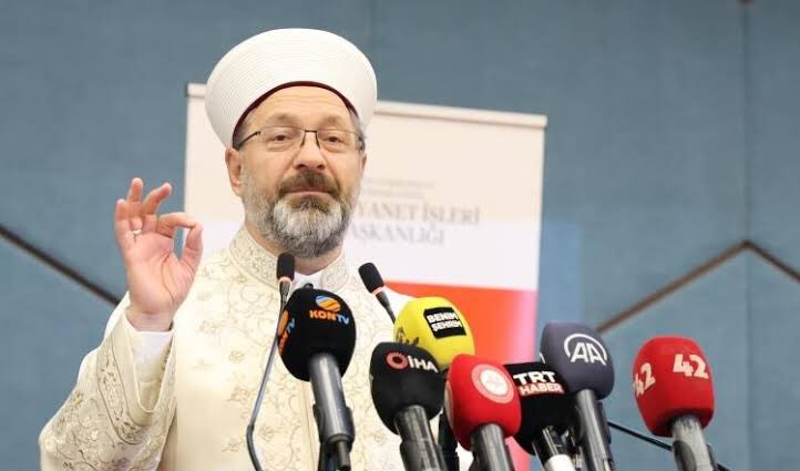 Enkaz altındaki insanlarımıza diri diri selasını dinletip, devasa bütçesi ile kefen dahi dağıtamayıp hiç utanmadan yardım toplayan Diyaneti de unutma !!

#UnutmadıkAffetmiyoruz