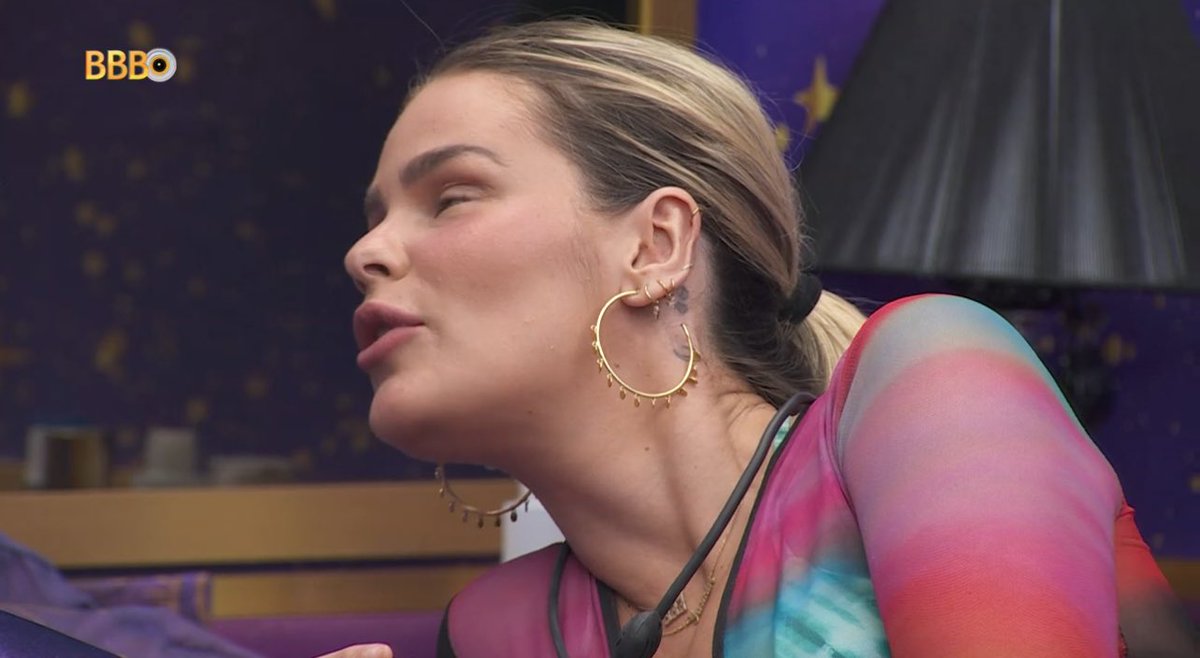 Dantinhas's tweet photo. Yasmin: "Isso aqui é um grande surto coletivo. Desce lá embaixo, tá todo mundo com cara de velório olhando com cara de c* um pro outro. Até as pessoas que eu gostava tão me irritando." #BBB24 https://t.co/1zMhUVAlwR