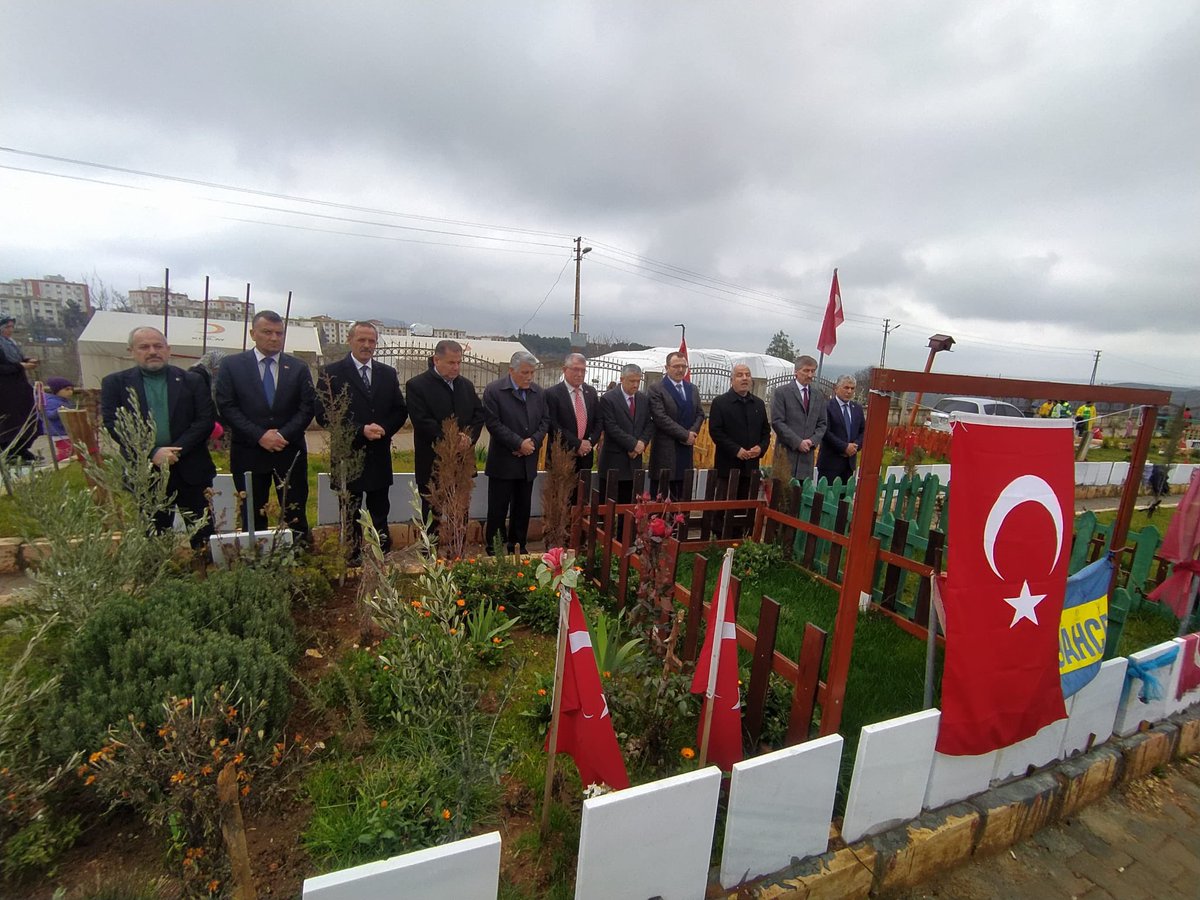 orhanyilmaz47's tweet photo. Adıyamandayız;Türk Diyanet Vakıf-Sen Gn Başkanımız Nuri ÜNAL Gn.  Başkan yrd Kadir ŞAHİN. Türk sağlık Sen Genel Bşk yrd Kemal KAZAK ve Şube başkanlarımız ile  Deprem Şehitliğini ziyaret ettik depremde hayatını kaybeden vatandaşlarımızı Dualar ve Fatihalarla andık. https://t.co/5VAaW8mYpS