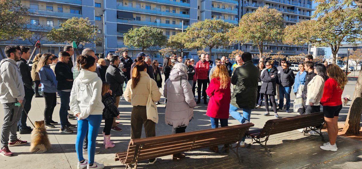 TOT Badalona (@totbadalona) on Twitter photo 🔴Veïns de la Mora organitzen una reunió d’urgència per parlar de l’onada de robatoris que està patint el barri. Segons <a href="/BCNmetropoli/">Metrópoli Barcelona</a> s’han registrat una vintena durant els darrers dies. Alguns veïns plantegen patrulles dels mateixos ciutadans #Badalona 🔴Veïns de la Mora organitzen una reunió d’urgència per parlar de l’onada de robatoris que està patint el barri. Segons <a href="/BCNmetropoli/">Metrópoli Barcelona</a> s’han registrat una vintena durant els darrers dies. Alguns veïns plantegen patrulles dels mateixos ciutadans #Badalona