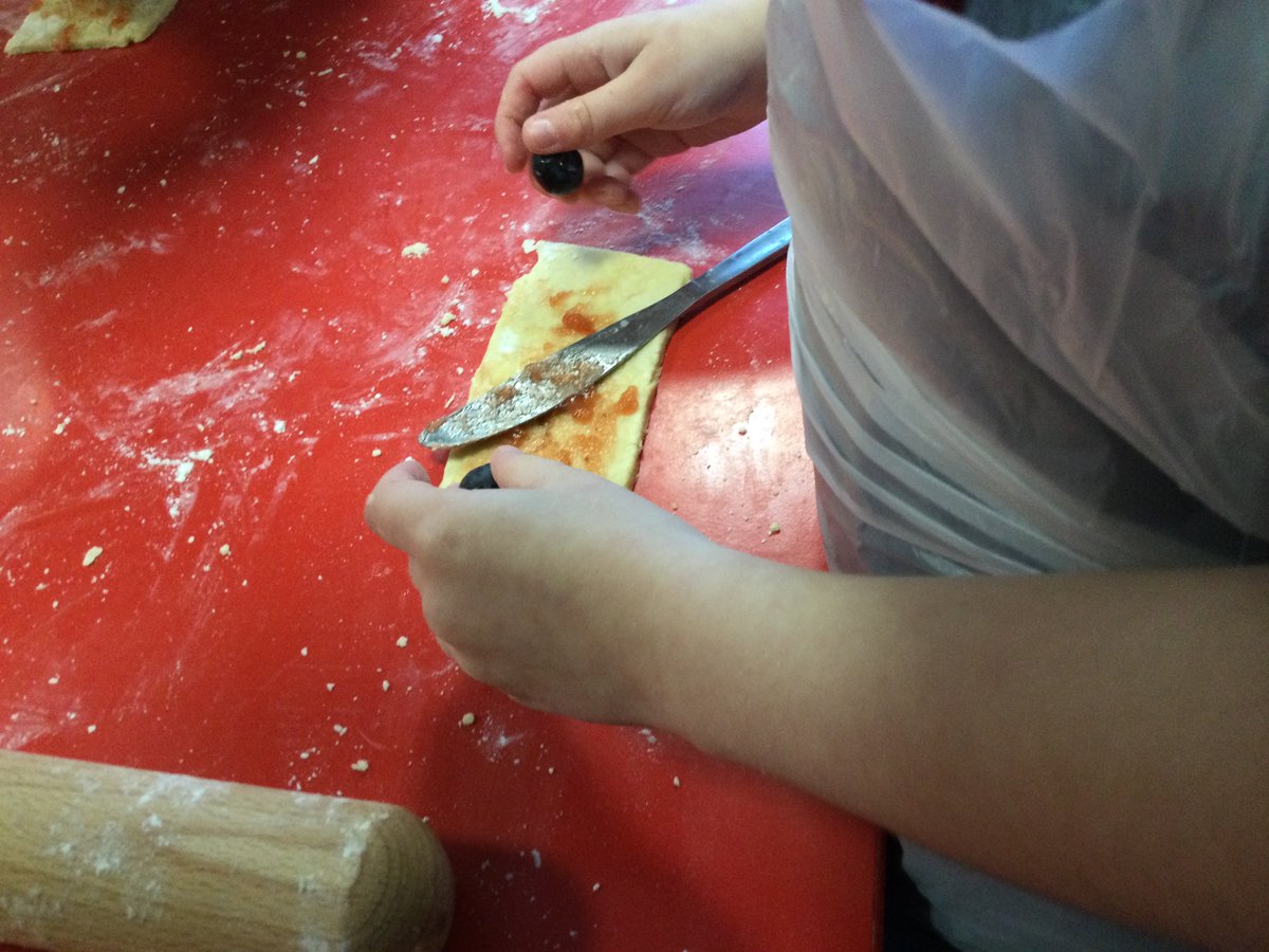 EllisonPrimary's tweet photo. Y3 enjoyed making pastry from scratch, chopping fruit and of course, tasting their delicious fruit tarts! #DT https://t.co/d0fCOpnrDt