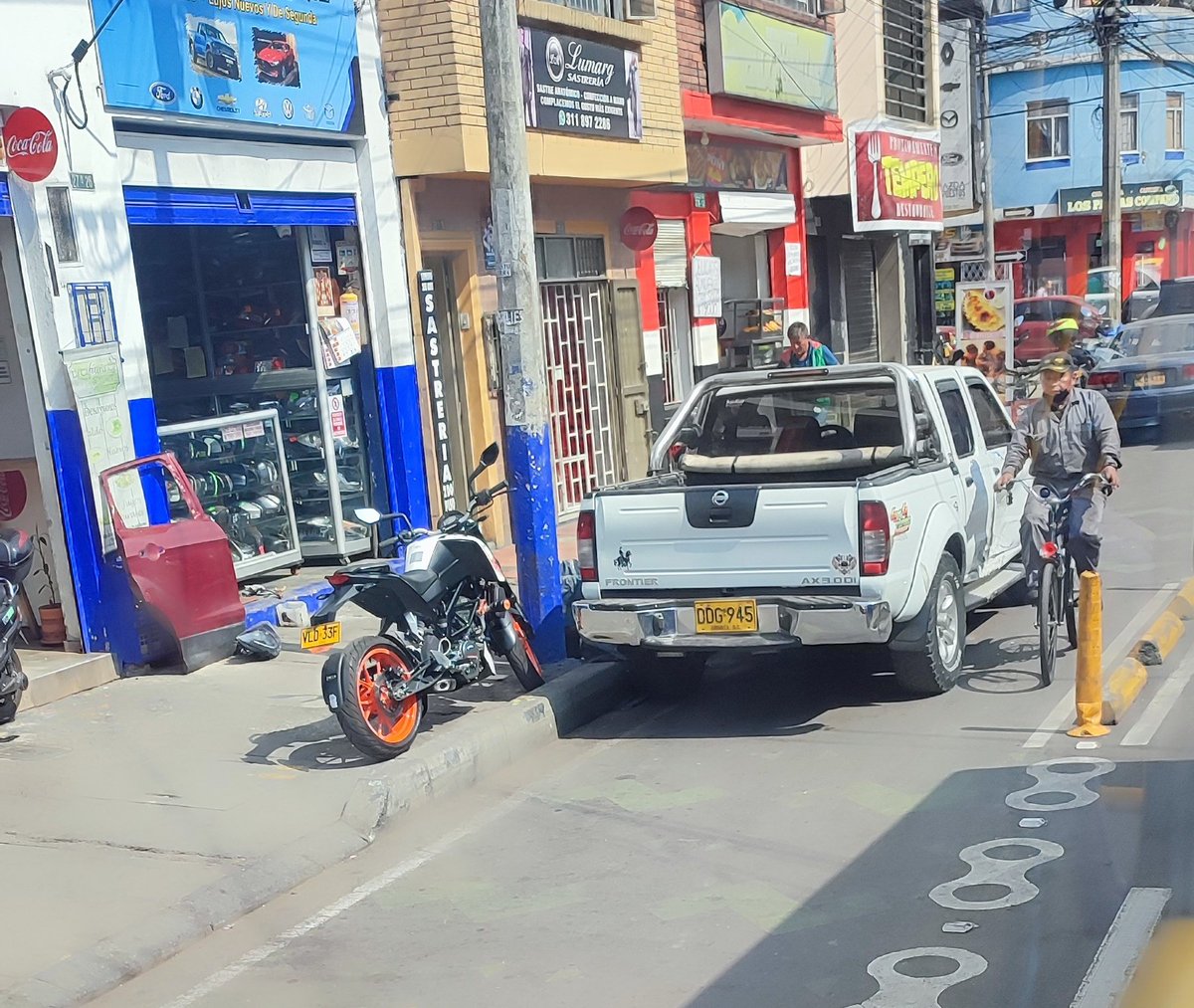 <a href="/SectorMovilidad/">Movilidad Bogotá</a> Secretaria de movilidad prioriza zonas de bajo impacto Vial
Mientras que justo a esas horas se presentan masivas invasiones de espacio público, tanto en carriles vehiculares como de andenes
Con <a href="/CarlosFGalan/">Carlos F. Galán</a>
No se están viendo los cambios que prometió de una #BogotaCaminable