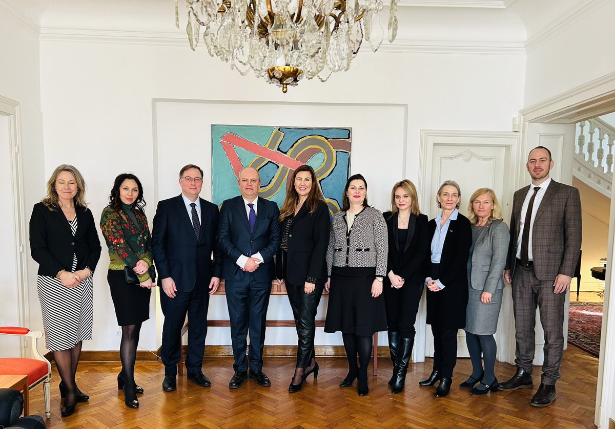 Danas smo ugostili nordijsko-srpski tim iz <a href="/MFASerbia/">MFA Serbia</a> na čelu sa pomoćnikom ministra Milošem Todorovićem. Prijatan radni ručak sa kolegama iz <a href="/FinEmbBelgrade/">Finland in Belgrade</a> <a href="/norway_belgrade/">Ambassador Kristin Melsom</a> i <a href="/DKAmbSerbia/">Pernille Dahler Kardel</a> 🇷🇸🇩🇰🇫🇮🇳🇴🇸🇪