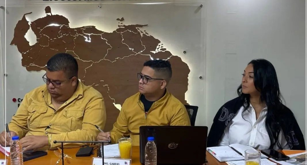 CorpoTricolor21's tweet photo. El presidente Nicolás Maduro realizó varios anuncios en materia de infraestructura alineados al Tricentenario de Calabozo #Guárico. El MPPOP, Gobernación del Estado Guárico y la Alcaldía del Municipio Francisco de Miranda llevaron a cabo una reunión junto al Ministro Raúl Paredes https://t.co/4ddqDU85Mz