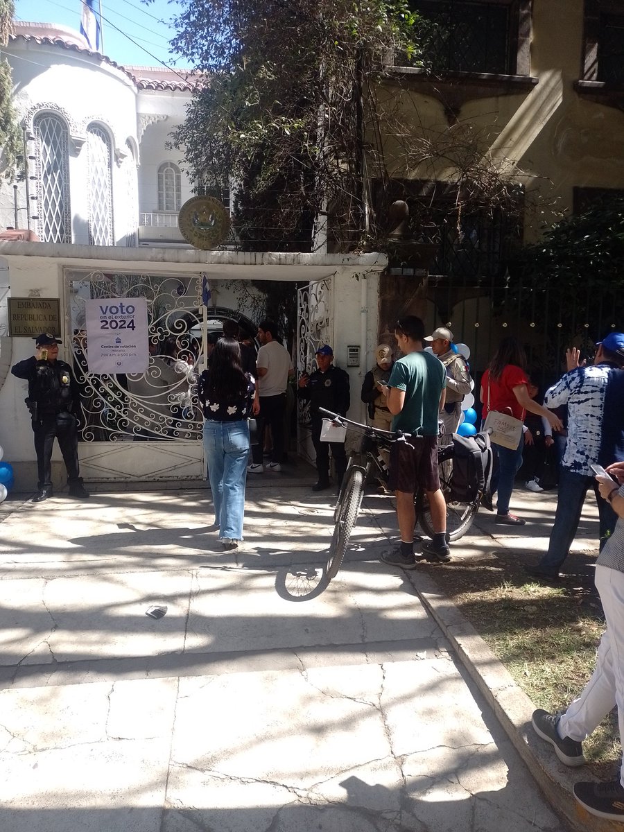 LauraGo18321565's tweet photo. Desde México se voto por la seguridad, por la inversión y por la tranquilidad de todos los salvadoreños, años sin poder pisar el salvador por el miedo y ahora todos podemos regresar libres 💙🤍 #NayibBukele #ElSalvadorVota2024 https://t.co/9Ucl7G2ky4