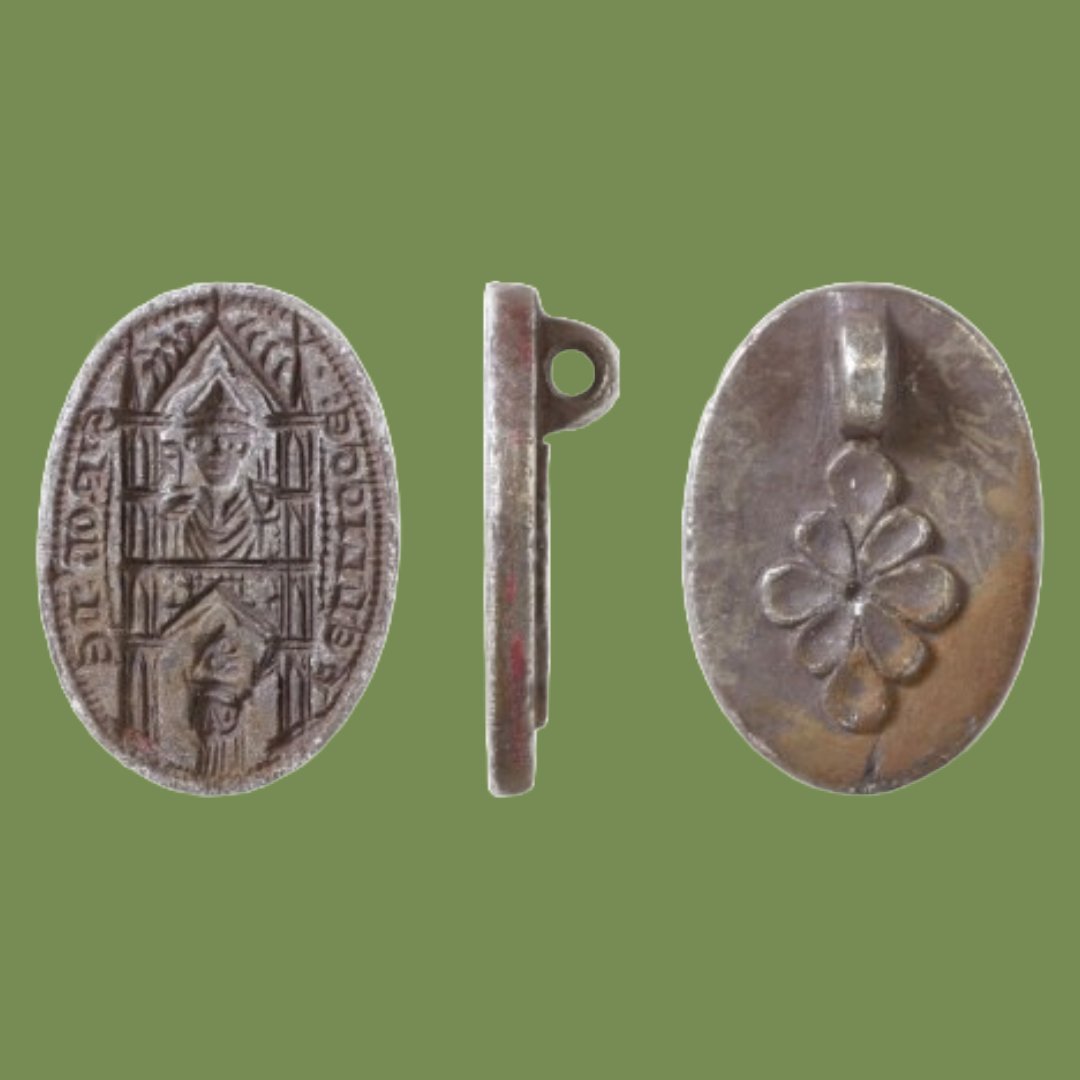 NorwichCastle's tweet photo. Medieval Monday: this is the seal of Robert of Kelling, and the seal matrix (the device used to create the seal) itself. Found near Holt in 2022 by a metal detectorist, the inscription reads S' ROB': dE / kELLIGGE: (Seal of Robert of Kelling) Purchased for @norfolkmuseums https://t.co/xzLxFTPmtp