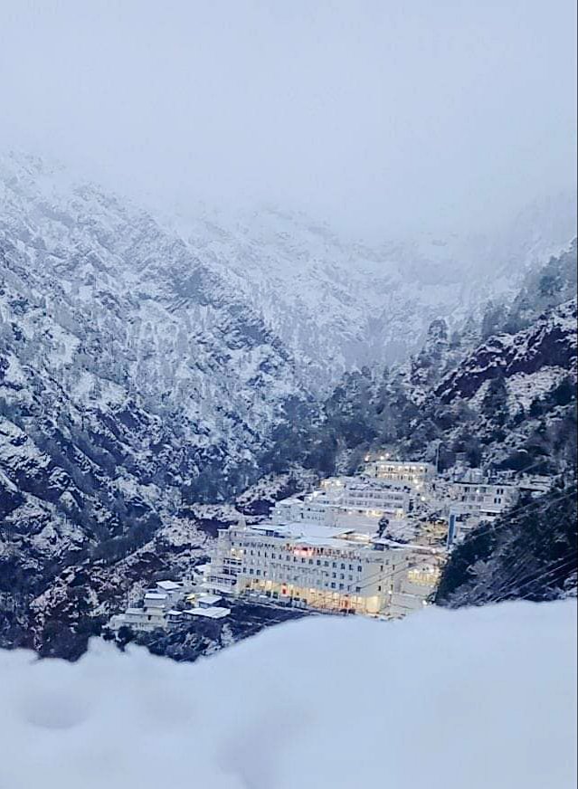 abvpjk's tweet photo. A view of a #snow-clad #MataVaishnoDevi Shrine as it receives a fresh #snowfall, Recent days.
#ExploreYourState
#abvpjk https://t.co/VuNFV6AR83