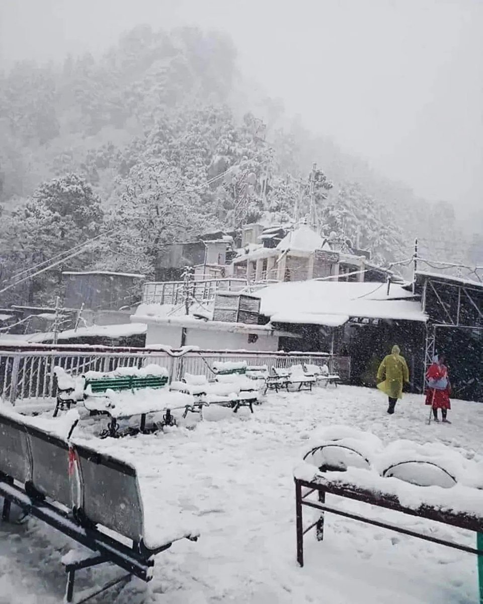 abvpjk's tweet photo. A view of a #snow-clad #MataVaishnoDevi Shrine as it receives a fresh #snowfall, Recent days.
#ExploreYourState
#abvpjk https://t.co/VuNFV6AR83