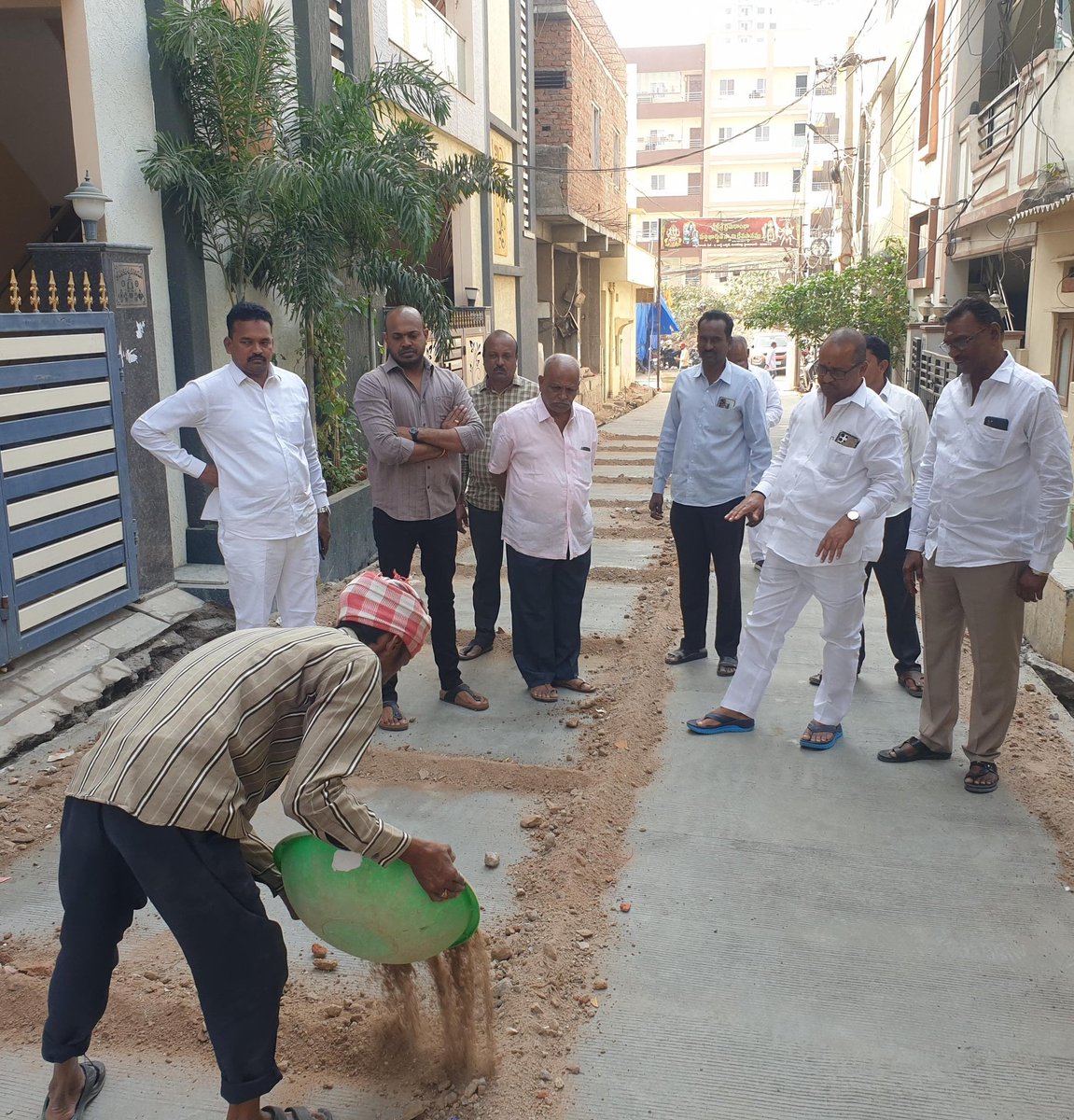 dvg4569's tweet photo. 124 డివిజన్ ఆల్విన్ కాలనీ ఫేస్ 2 గతంలో ముపై ఐదు లక్షల రూపాయల నిధులు మంజూరై, ఇప్పుడు నిర్మాణ పనులు పూర్తయిన మల్లికార్జున స్వామి ఆలయం వద్ద నిర్మించిన సీసీ రోడ్డును కార్పొరేటర్  దొడ్ల వెంకటేష్ గౌడ్ పరిశీలించడం జరిగింది
@GandhiArekapudi @DrRanjithReddy @KTRTRS @KrishanKTRS https://t.co/SU2lENUCCm