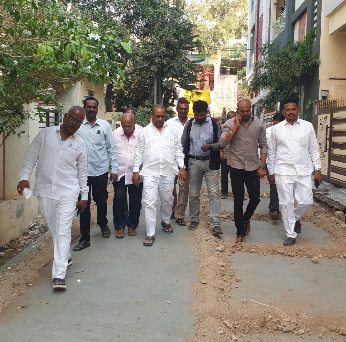 dvg4569's tweet photo. 124 డివిజన్ ఆల్విన్ కాలనీ ఫేస్ 2 గతంలో ముపై ఐదు లక్షల రూపాయల నిధులు మంజూరై, ఇప్పుడు నిర్మాణ పనులు పూర్తయిన మల్లికార్జున స్వామి ఆలయం వద్ద నిర్మించిన సీసీ రోడ్డును కార్పొరేటర్  దొడ్ల వెంకటేష్ గౌడ్ పరిశీలించడం జరిగింది
@GandhiArekapudi @DrRanjithReddy @KTRTRS @KrishanKTRS https://t.co/SU2lENUCCm