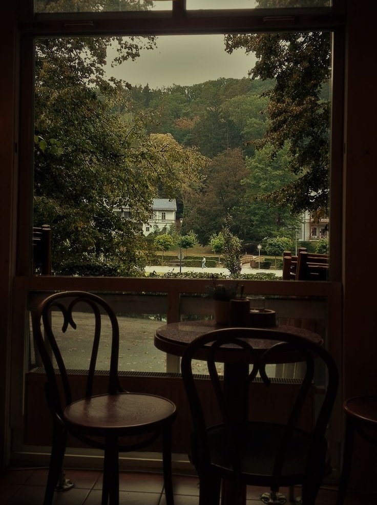 "Giyindim, hazırlandım
Aynı yer, aynı masa
Anlatacak çok şeyim
Birikti sana"