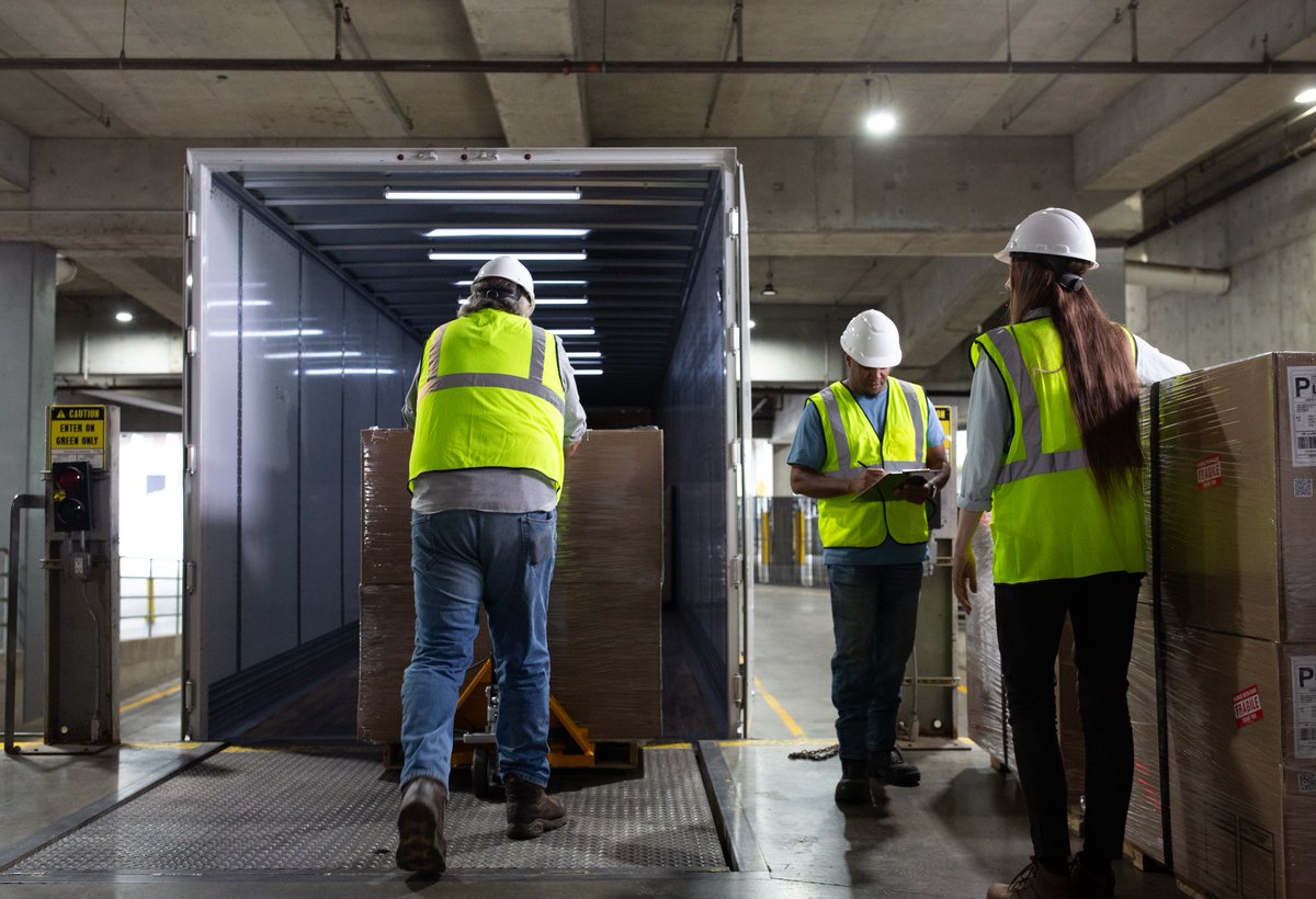 datfreightteam's tweet photo. Shippers - choosing the perfect data solution is key to driving logistics technology forward. Check out this piece by Inbound Logistics for tips on evaluating providers to ensure they are the right fit for their organization: https://t.co/TmtcX8oxg4

#Shipper #InboundLogistics https://t.co/olufpUFZ6x