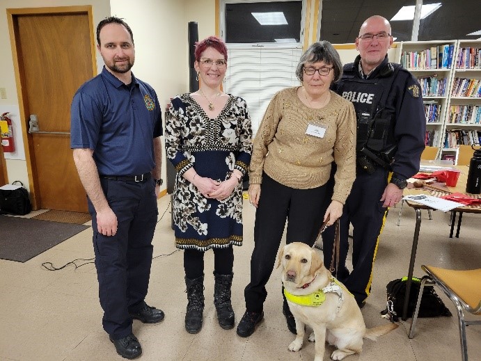 Teaming up for a great effort 🤝

#RCMP #ODivision Cst. Mark Villeneuve & Cst. Pat Huygen from @cwlpolice joined forces to share knowledge & experience, with the Canadian Federation of University Women in Cornwall, on phone & #InternetScams.