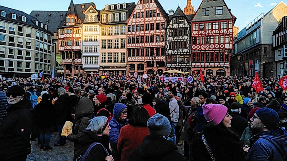 JuliaKrohmer's tweet photo. Der Römer füllt sich - #Frankfurt steht auf für Demokratie!
#NieWiederIstJetzt #WirSindDieBrandmauer https://t.co/CINMMbiVhl