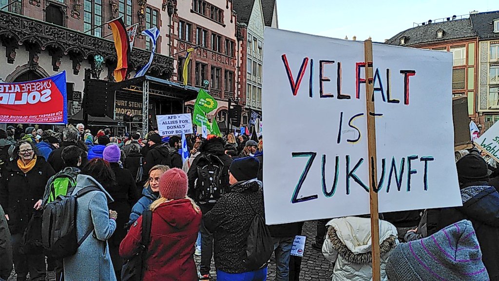 JuliaKrohmer's tweet photo. Der Römer füllt sich - #Frankfurt steht auf für Demokratie!
#NieWiederIstJetzt #WirSindDieBrandmauer https://t.co/CINMMbiVhl