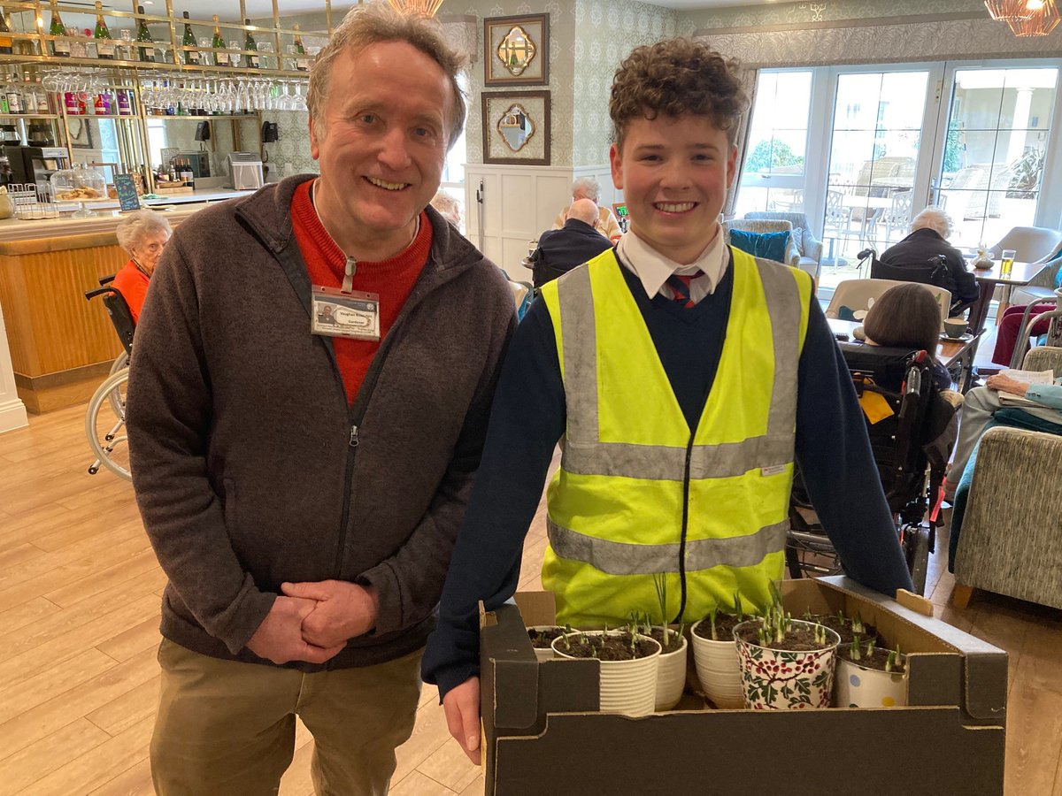 RiverSchoolWor1's tweet photo. Last week, some of our pupils popped around to our neighbours at Fernhill House Care Home to give them gifts of Crocuses and Hyacinths.

#theriverschool #christianeducation #shapingcharacter #pursuingexcellence #pupils2to16 #community https://t.co/lxPnY2gUBG