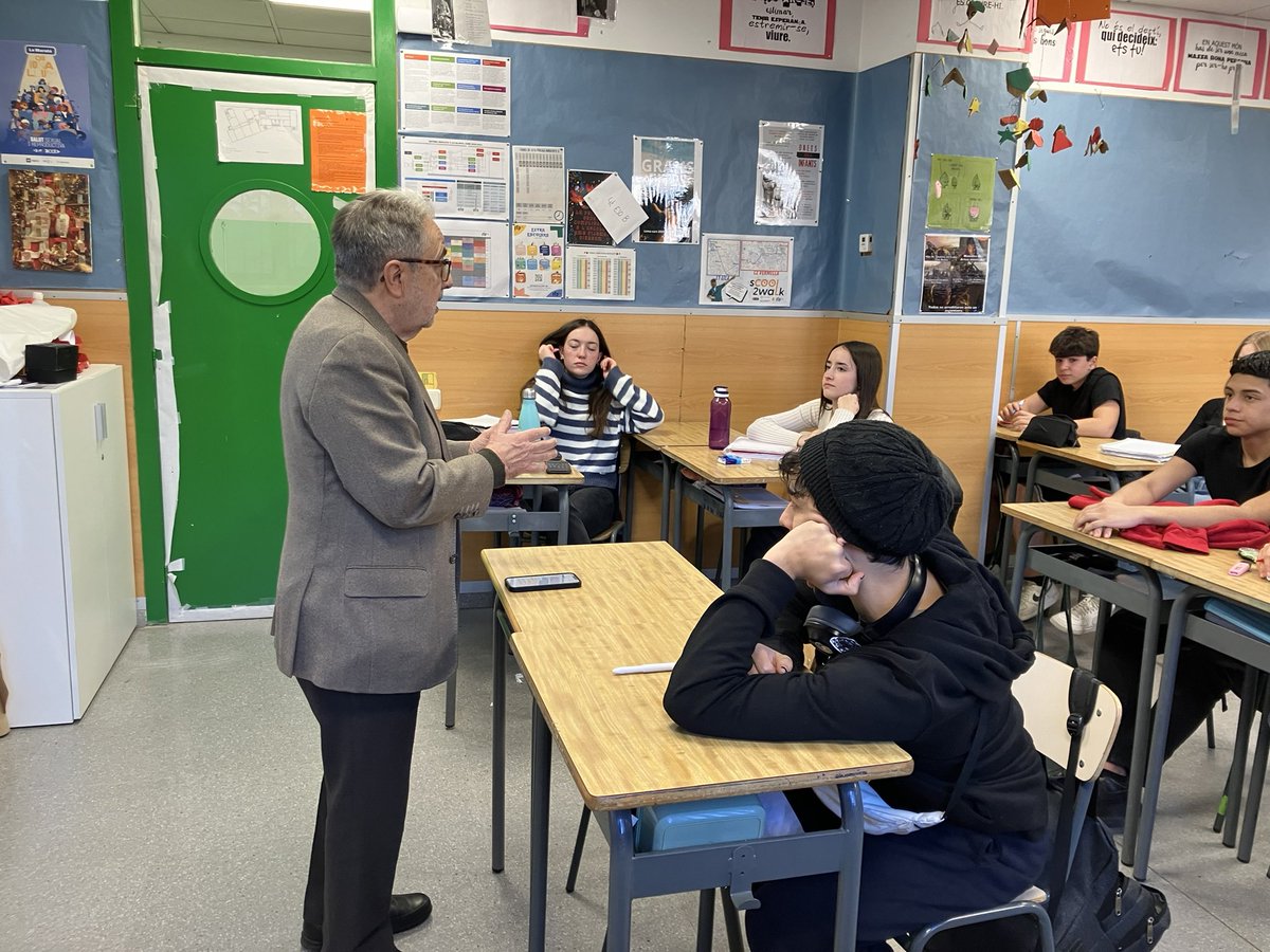 FEPSantRamon's tweet photo. #Aramateix l'Ignasi Garcia Clavel @IgnasiClavel President de les @escolesFEP comparteix el seu mestratge i la seva experiència en el camp de les #presons els alumnes de #rel4eso de @FEPSantRamon https://t.co/JVdBwNMVUH