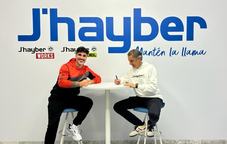 PlanetaPadel's tweet photo. Silingo se prepara para la que podría ser su última temporada, y vuelve de la mano de J’hayber ▶️ https://t.co/05iXhcTv7L // #pádel #jhayber #jhayberpadel #silingo #palasdepadel #padelprofesional #jhayberteam https://t.co/tX0w2bgZwi