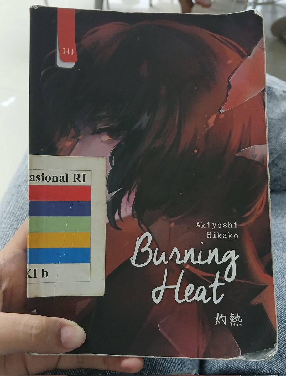 meroscriptt's tweet photo. 📚Burning Heat
⭐️4/5
Aku habisin buku ini dalam sehari di perpusnas. Jujur aku suka banget sama ceritanya revenge gt alias balas dendam. Nah endingnya juga plot twist sih. Akiyoshi rikako gak pernah gagal bkin buku emg https://t.co/k9nsC4ZRvv