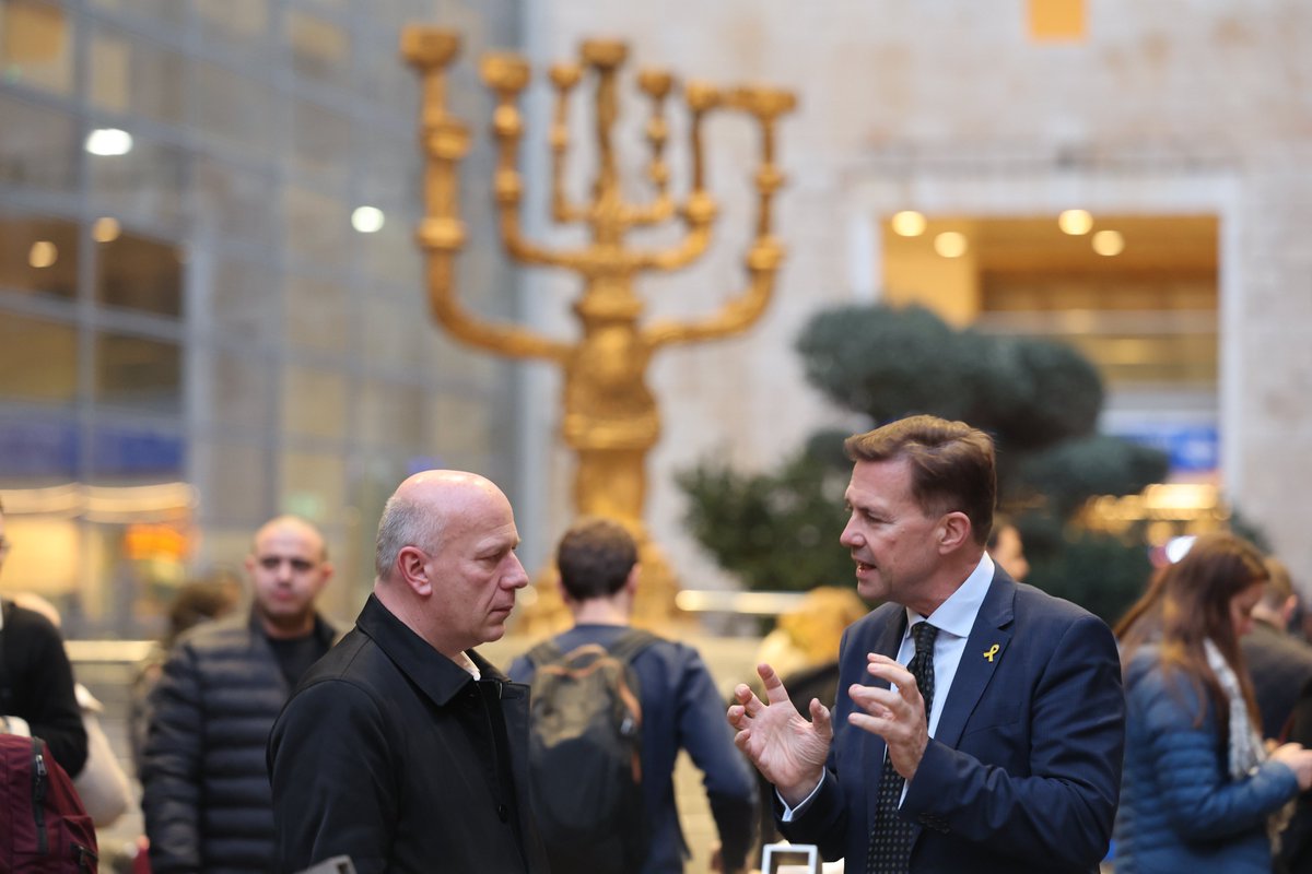 RegBerlin's tweet photo. Ankunft in #Israel 🇮🇱: Der Reg. Bürgermeister
@kaiwegner wurde heute vom deutschen Botschafter Steffen Seibert in Tel Aviv empfangen (@GerAmbTLV). Bei seinem zweitägigen Besuch will er ein Zeichen der Solidarität setzen und sich über die Lage in Israel und der Region informieren. https://t.co/o6HN6nMPfw