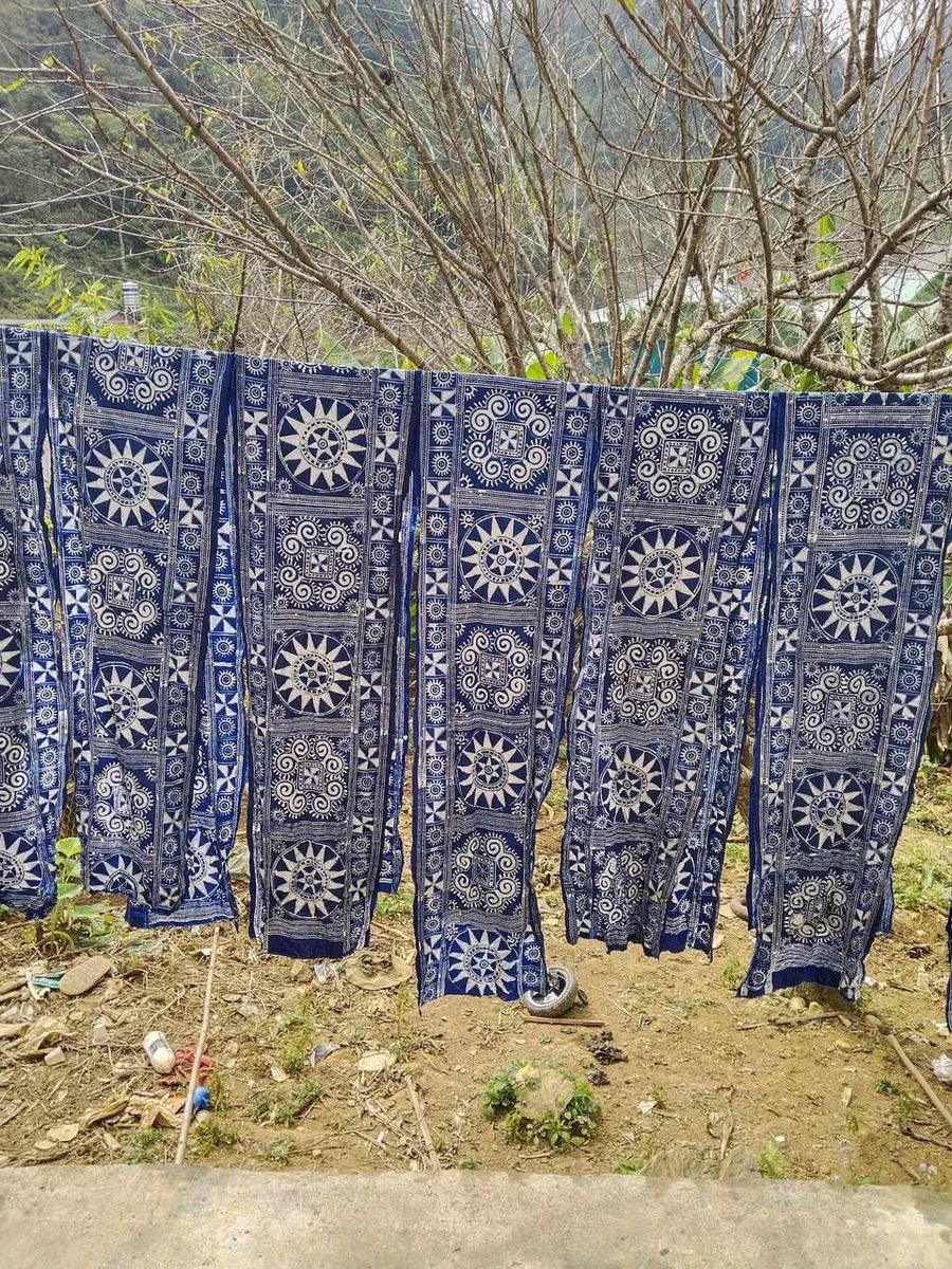 hmongcraft's tweet photo. Vải cotton vẽ sáp ong nhuộm chàm! 
#hmongcraft
#vesapong
#nhuomcham
#nhuom
#nhuomtunhien https://t.co/EARhsoRlV4