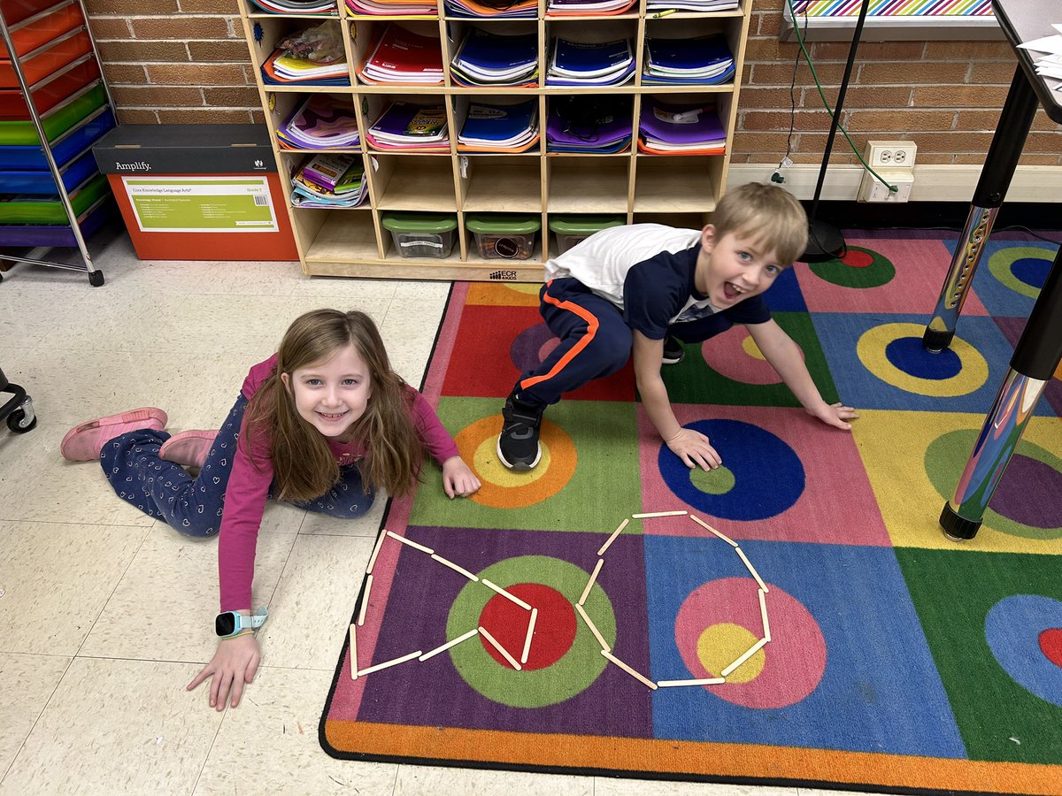 CushingColleen's tweet photo. Learning about polygons! #sw2ndgrade #beevergreen @EPSD124 https://t.co/0XDrr9b2VF
