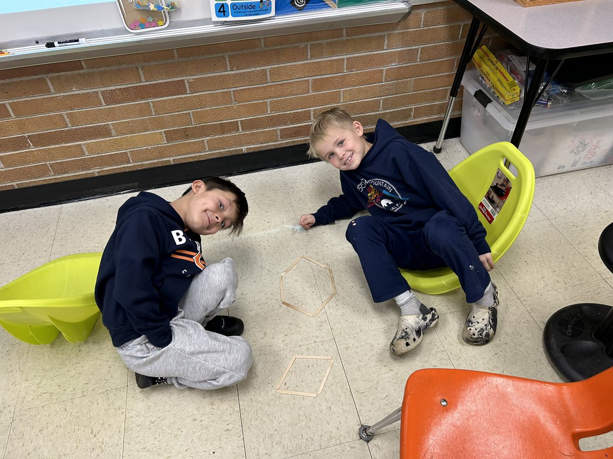 CushingColleen's tweet photo. Learning about polygons! #sw2ndgrade #beevergreen @EPSD124 https://t.co/0XDrr9b2VF