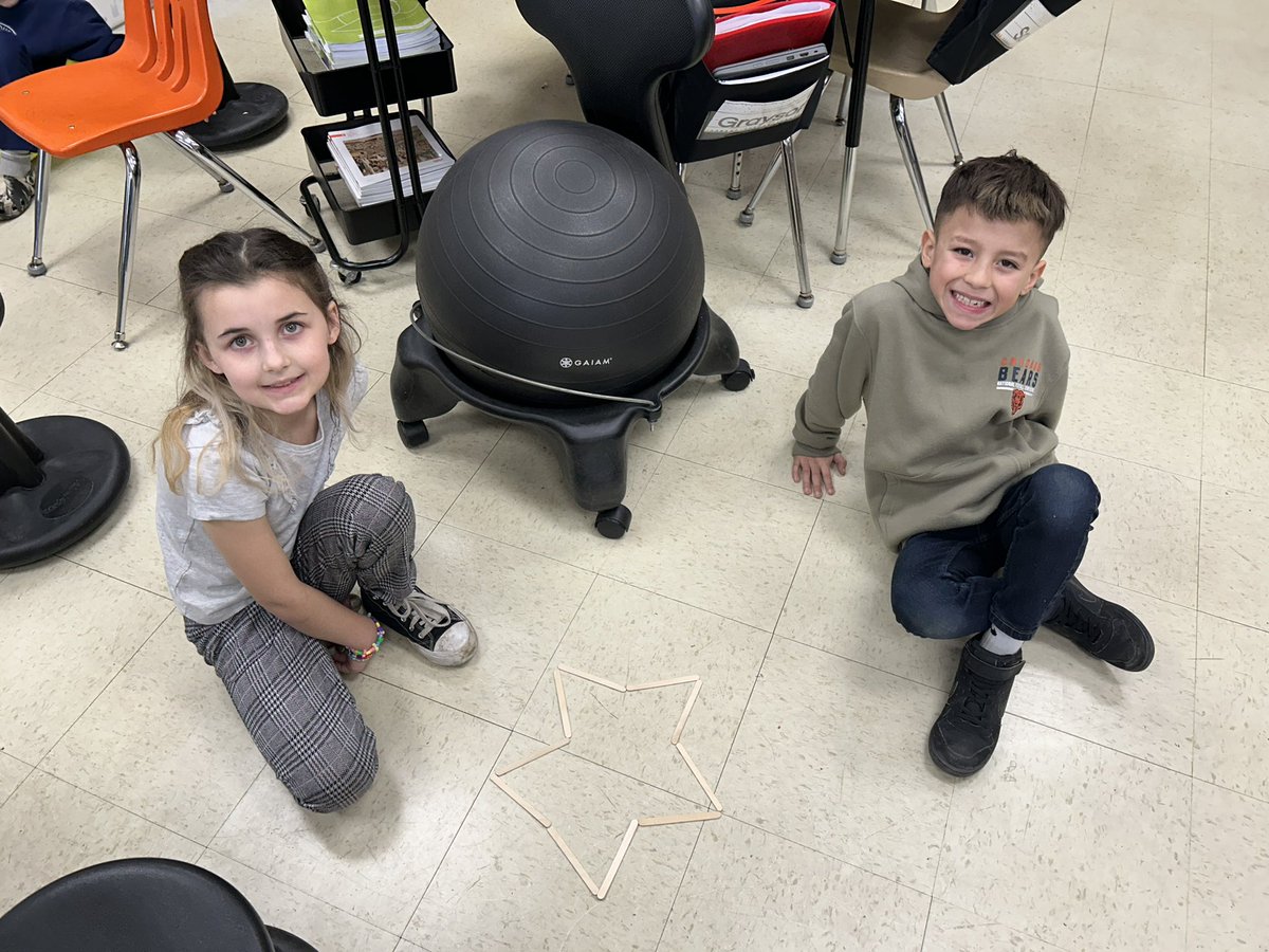 CushingColleen's tweet photo. Learning about polygons! #sw2ndgrade #beevergreen @EPSD124 https://t.co/0XDrr9b2VF