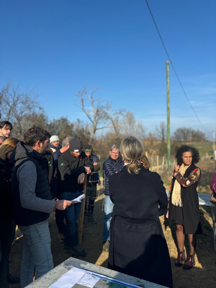 Prefet07's tweet photo. #Irrigation |📍La visite officielle de Fabienne BUCCIO, @prefetrhone, s’est poursuivie à #ColombierLeCardinal devant la nouvelle #retenue collinaire de 3️⃣0️⃣0️⃣0️⃣0️⃣ m³, créée par Rémy Grange, arboriculteur, grâce à des subventions publiques 🤝

✅ L’occasion d’échanger avec la profession agricole sur le protocole départemental entre les acteurs du territoire concernant la création de retenues d’#eau à usage agricole & l’accord cadre « eau et agriculture ».
✅ Avec le réchauffement climatique, l’objectif est de renforcer les infrastructures agricoles pour améliorer la gestion de la ressource en eau 💧 

@Fdsea07 | @JeunesAgri | @coordinationrur | @ConfPaysanne07 | @ChambagriAURA