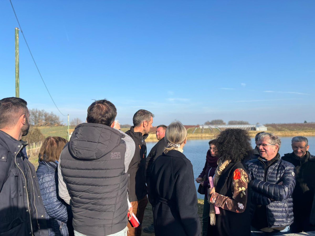 Prefet07's tweet photo. #Irrigation |📍La visite officielle de Fabienne BUCCIO, @prefetrhone, s’est poursuivie à #ColombierLeCardinal devant la nouvelle #retenue collinaire de 3️⃣0️⃣0️⃣0️⃣0️⃣ m³, créée par Rémy Grange, arboriculteur, grâce à des subventions publiques 🤝

✅ L’occasion d’échanger avec la profession agricole sur le protocole départemental entre les acteurs du territoire concernant la création de retenues d’#eau à usage agricole & l’accord cadre « eau et agriculture ».
✅ Avec le réchauffement climatique, l’objectif est de renforcer les infrastructures agricoles pour améliorer la gestion de la ressource en eau 💧 

@Fdsea07 | @JeunesAgri | @coordinationrur | @ConfPaysanne07 | @ChambagriAURA