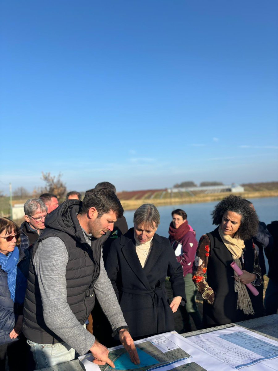 Prefet07's tweet photo. #Irrigation |📍La visite officielle de Fabienne BUCCIO, @prefetrhone, s’est poursuivie à #ColombierLeCardinal devant la nouvelle #retenue collinaire de 3️⃣0️⃣0️⃣0️⃣0️⃣ m³, créée par Rémy Grange, arboriculteur, grâce à des subventions publiques 🤝

✅ L’occasion d’échanger avec la profession agricole sur le protocole départemental entre les acteurs du territoire concernant la création de retenues d’#eau à usage agricole & l’accord cadre « eau et agriculture ».
✅ Avec le réchauffement climatique, l’objectif est de renforcer les infrastructures agricoles pour améliorer la gestion de la ressource en eau 💧 

@Fdsea07 | @JeunesAgri | @coordinationrur | @ConfPaysanne07 | @ChambagriAURA