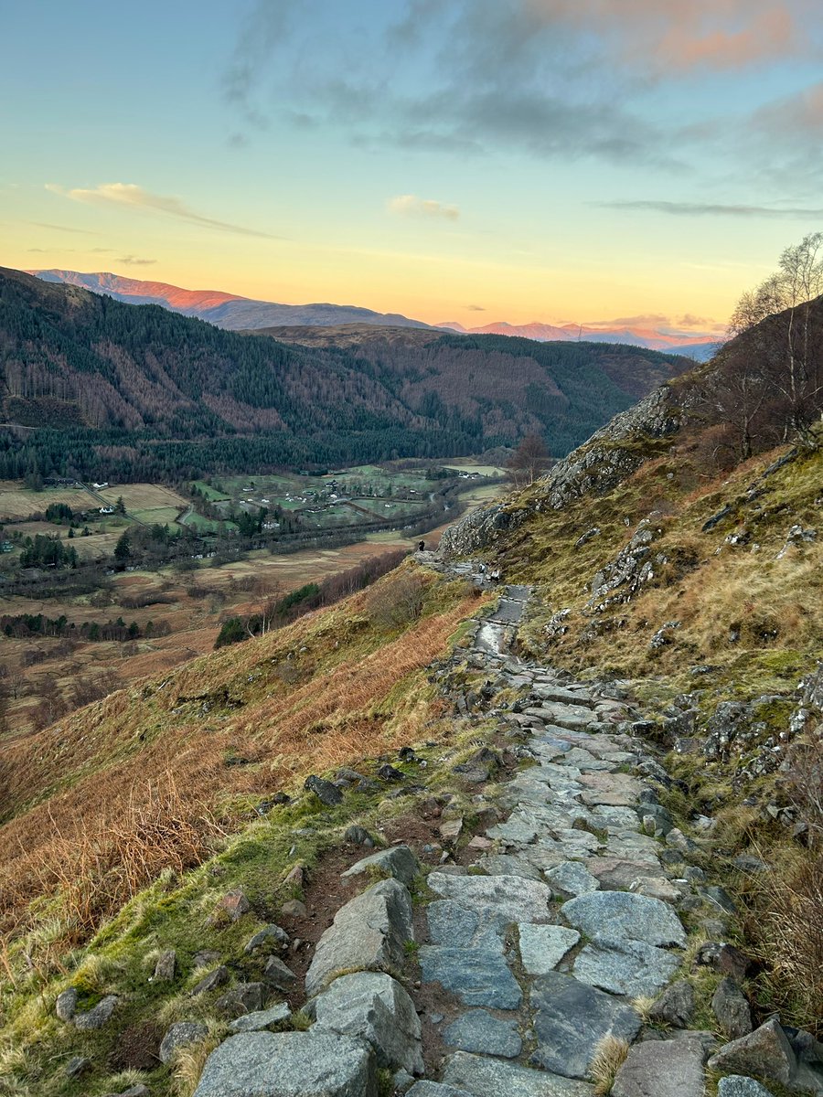 anna__bella_k's tweet photo. December morning sunrise views as I set off on the tourist path to summit Ben Nevis. Nature showing off all the colours of the rainbow! What a way to start the day 😍

#hikingadventures #mountains #landscapephotography #Scotland https://t.co/OtMzufrsze