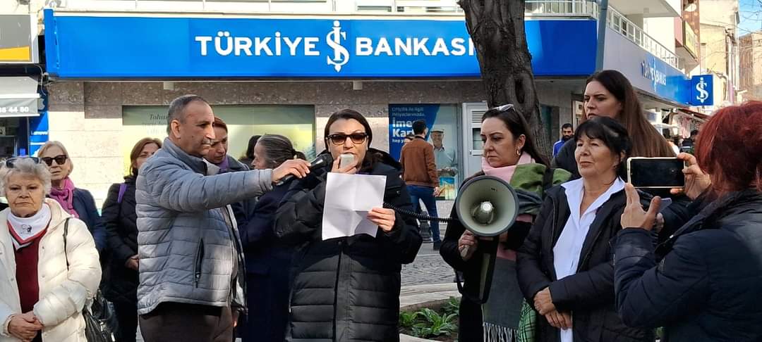 Edirne, Tekirdağ ve Kırklareli’nde #EŞİKGönüllüleri #LüleburgazKadınPlatformu ’nun öncülüğünde buluşup  iktidarın yeni yargı paketinde yapmak istediği #MedeniYasa değişikliklerine karşı basın açıklaması gerçekleştirildi.
Medeni Yasa, medeni hayatın anayasasıdır. #Dokunamazsınız