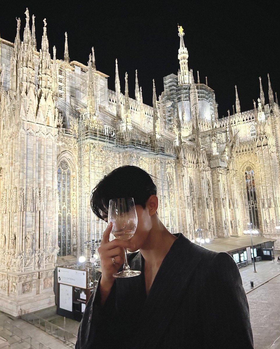qtdkyeom's tweet photo. dokyeom belongs in europe likeㅡ his vibe just changes. may he be in italy, budapest, paris, london... he glows differently. it kinda brings out more of his sophisticated side. https://t.co/YKNJcieka1