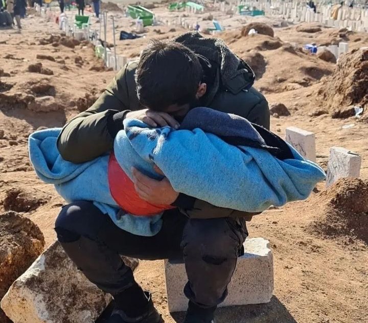 mdnysl02's tweet photo. Ne kadar kolay geliyor değilmi 50 Bin kişi demek sizin hiç bebeğinizim beton altında çığlıklarını duyup eliniz kolunuz bağlandı mı ? 
Hiç çığlık sesi gelmesin diye kulaklarınızı kapatınız mı? 
Kefen bulamayıp bataniye ile gömüldünüz mü? 
Hiç ölüleriniz kepçeyle gömüldü mü? https://t.co/ZZkalTASYV