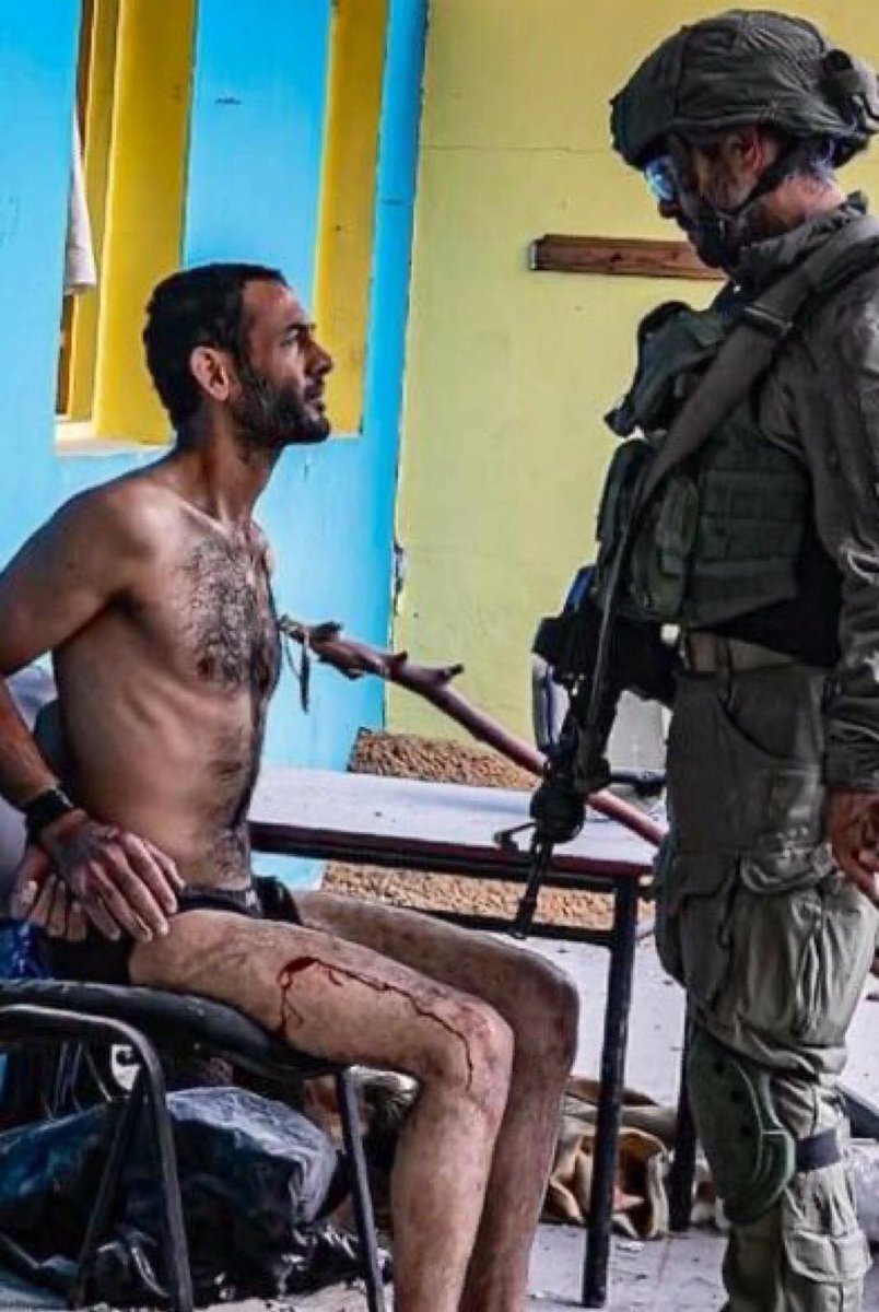 لا يقتصر الشموخ على الواقف المتهندم والمتحزم بسلاحه أنظر هُنا لترى الشموخ تعلوه الخسّة، تعلوه بالمسافة لا الموقف. 

عشتِ يا غزة وعاش رجالك الأبطال.