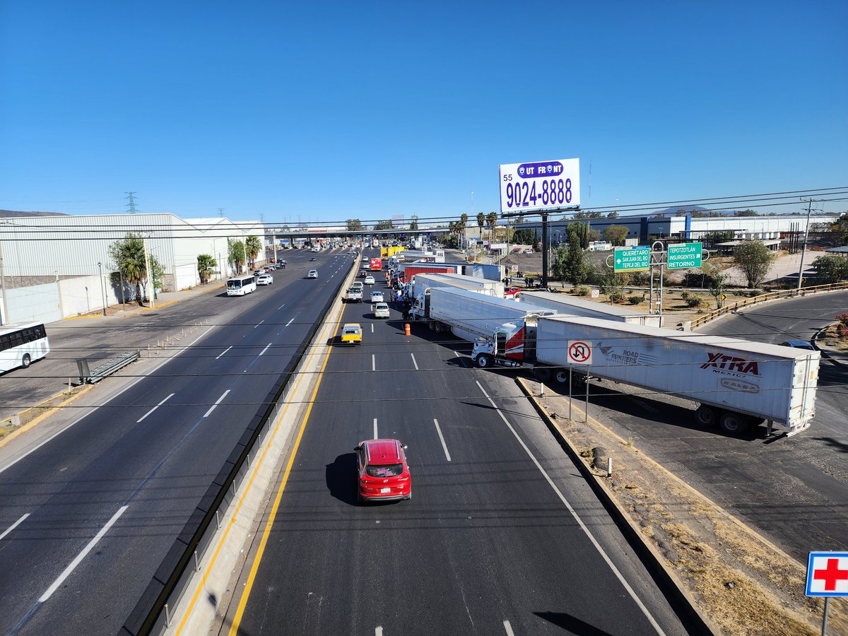 mimismobm's tweet photo. #Transportistas así en la caseta de tepotzotlan https://t.co/cwupKYDGWK