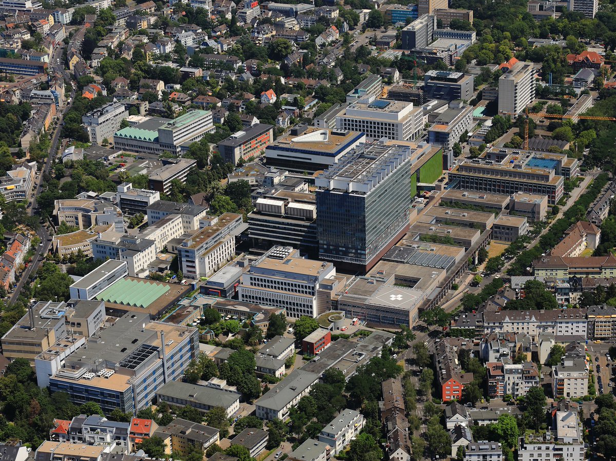 Der @Krebshilfe_Bonn Preis 2023 geht an die Kölner Professoren Reinhard Büttner, Jürgen Wolf und Roman Thomas. Auszeichnung insbesondere für ihre Arbeit im interdisziplinären ‘Nationalen Netzwerk Genomische Medizin (nNGM) – #Lungenkrebs’. @nngmlungcancer uk-koeln.de/uniklinik-koel…