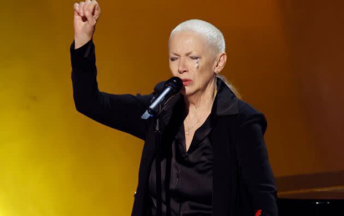 69 years old Annie Lennox called for ceasefire in Gaza during 66th Grammy Awards after performing ‘Nothing Compares 2 U’ in memorian segment. ❤️🇵🇸