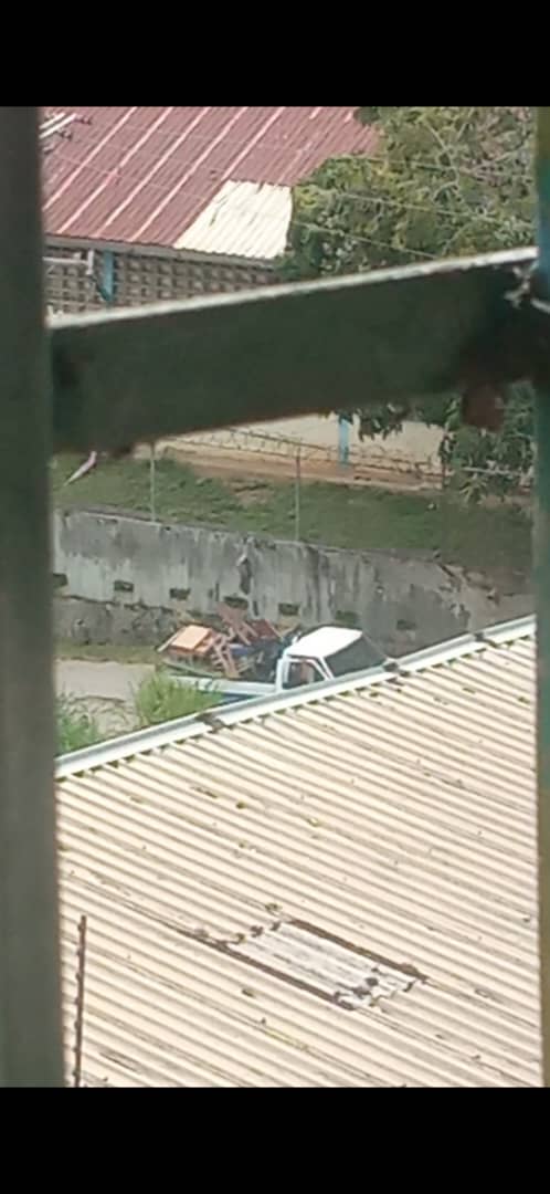 danielgcolina's tweet photo. Fuentes de @PolisucreOficia me envían las fotos de cuando los individuos detenidos, que fueron liberados por orden del Viceministro, sustraían de forma ilícita las maquinarias de un galpón en Mariches. https://t.co/mavAYY8FDz