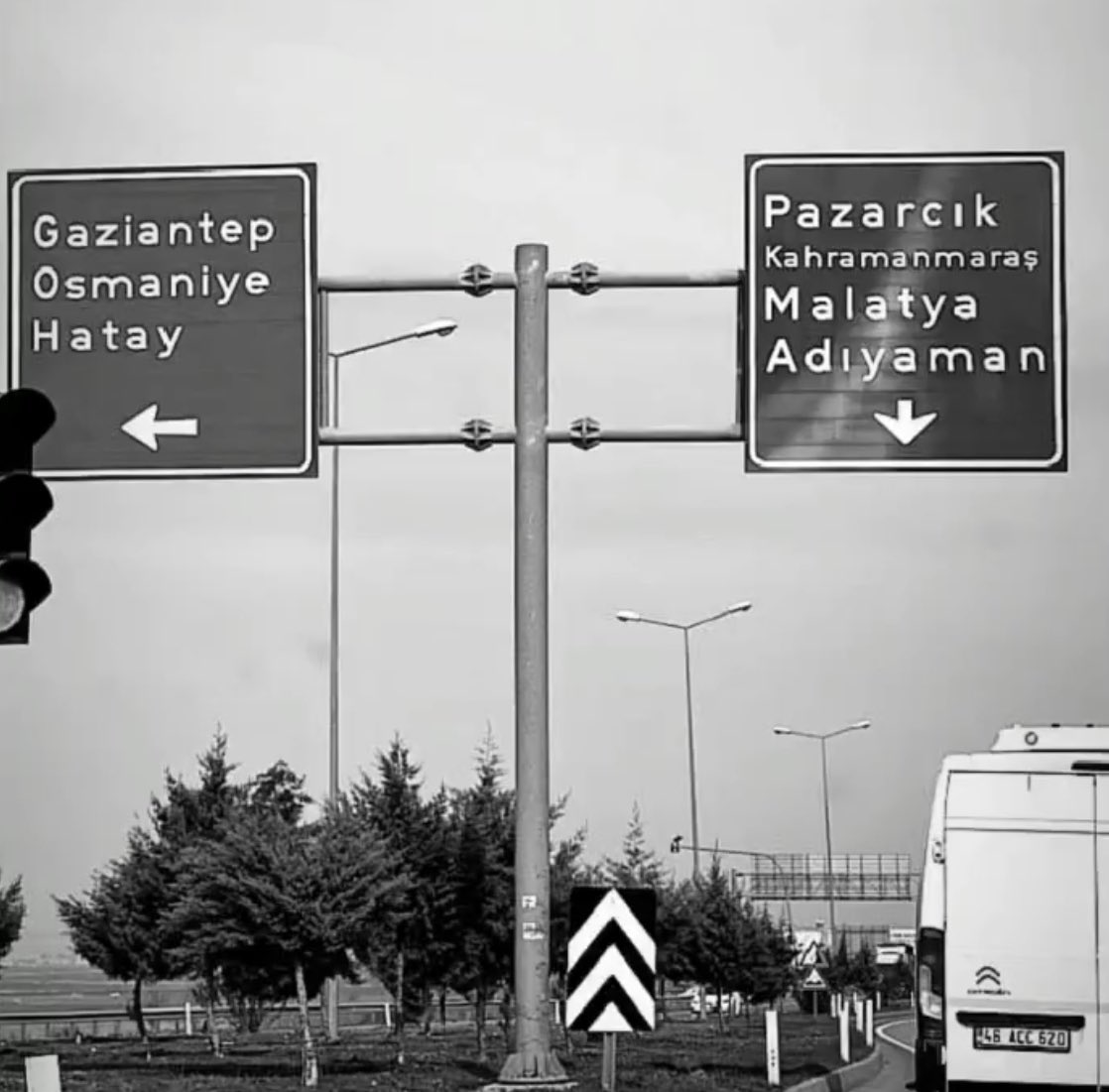 Burası dünyanın en acı yol ayrımı.
Hangi yöne gitsen hüzün var,ölüm var,umutsuzluk var.. 

#hatay  #maraş #adıyaman #antep #Osmaniye #Malatya